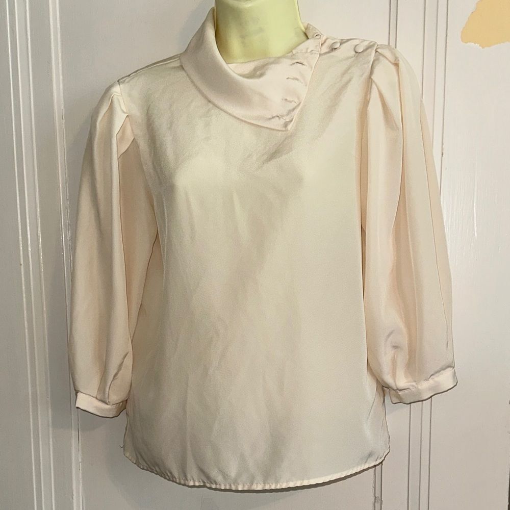 Vintage 70s/80s Chaus Cream 3/4 Sleeve Blouse with button‎ shoulder & neck